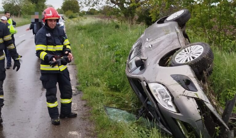 Șofer încarcerat după ce s-a răsturnat cu mașina