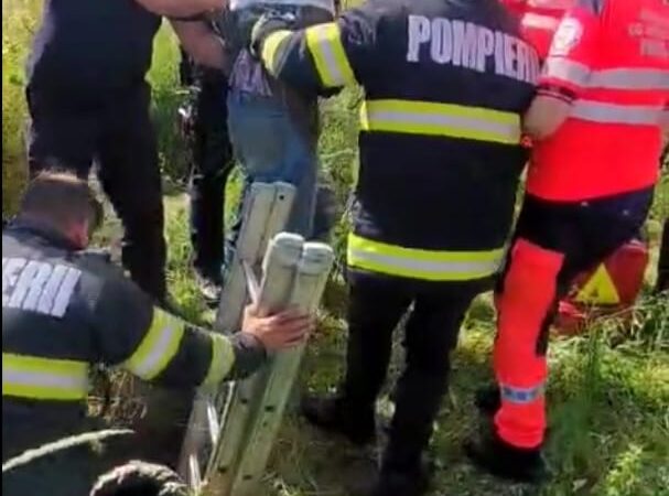 Un bătrân de 83 de ani a căzut într-un canal