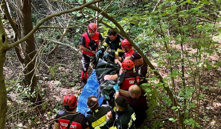 Un bărbat a murit după ce a căzut într-o râpă