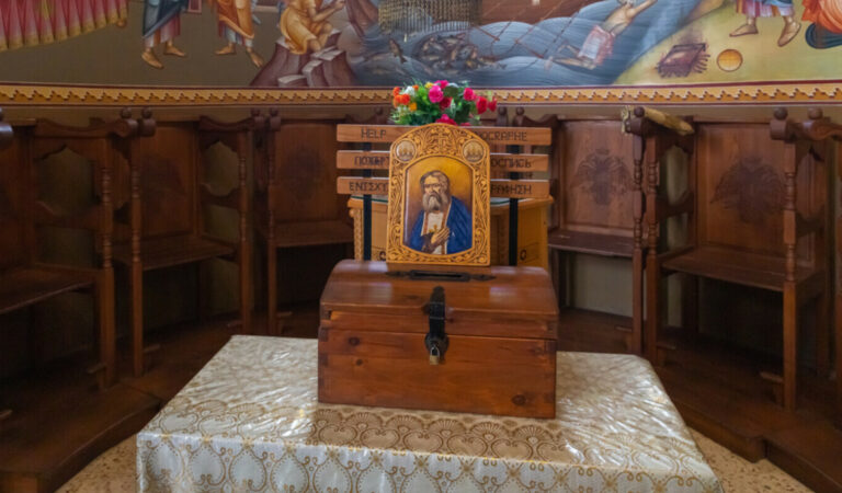 Doi minori au furat 4.000 de lei din cutia milei unei biserici Doi minori au furat 4.000 de lei din cutia milei unei biserici