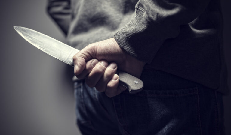 Scenă de coșmar în Roman: Un pensionar beat amenință cu arme albe în plină zi Scenă de coșmar în Roman: Un pensionar beat amenință cu arme albe în plină zi