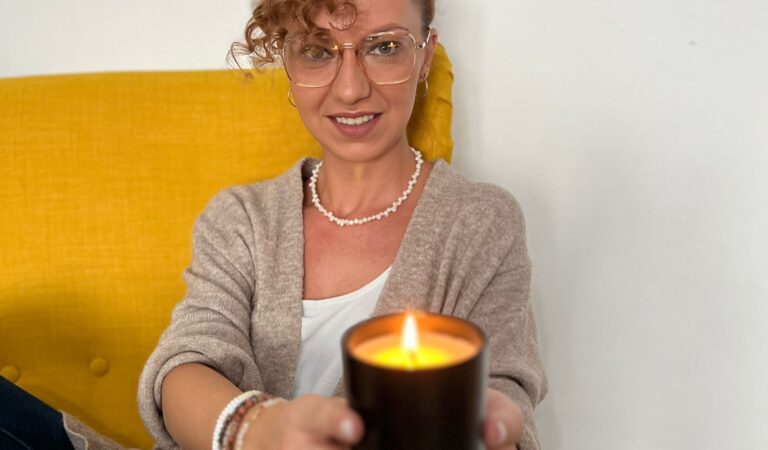 A transformat durerea în lumină: Cum a ajuns CraftedHarmony să spună povești prin fiecare flacără A transformat durerea în lumină: Cum a ajuns CraftedHarmony să spună povești prin fiecare flacără