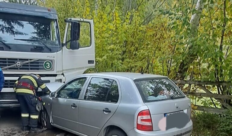 Un autoturism s-a ciocnit cu o autobetonieră – șoferul, dus de urgență la spital Un autoturism s-a ciocnit cu o autobetonieră – șoferul, dus de urgență la spital