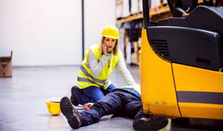 Un tânăr a fost lovit de motostivuitor chiar la locul de muncă