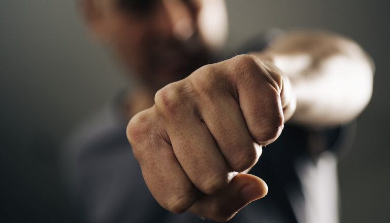 Un bărbat beat a încălcat ordinul de protecție și și-a terorizat fratele