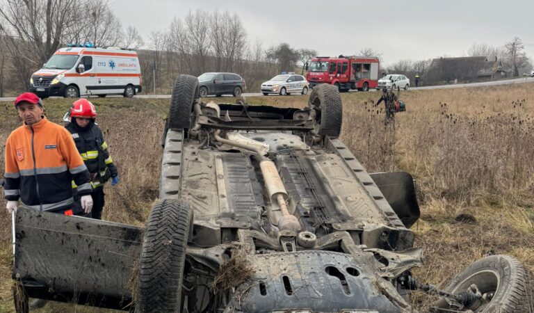 Trei vieți în pericol; mașină răsturnată în această dimineață
