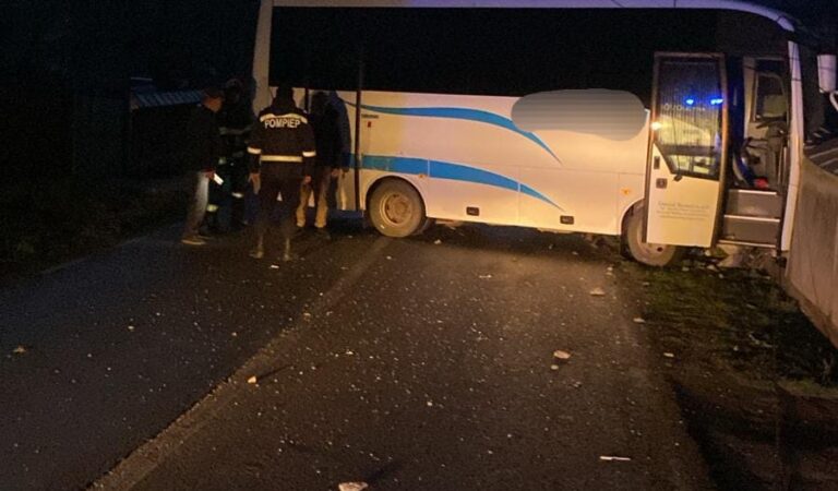Autobuz scăpat de sub control în această dimineață; a lovit un stâlp de electricitate