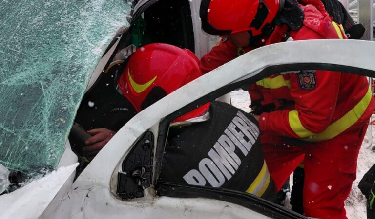 Un bărbat de 65 de ani, scos în stare de semiconștiență dintre fiare