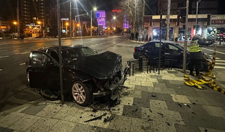 Tânăr neatent provoacă accident ieri seară; două tinere rănite grav