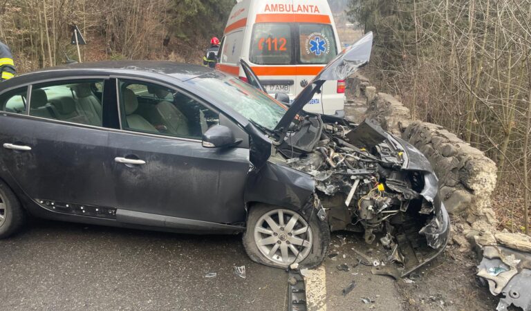 Mașină izbită de parapet, copil de 5 ani transportat la spital