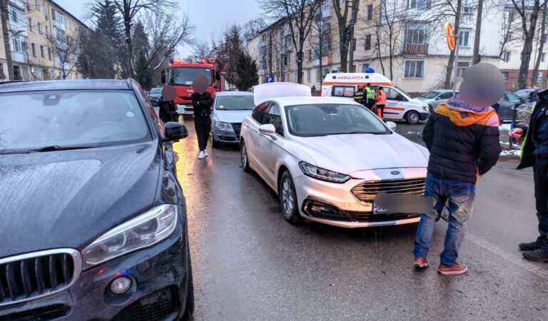 Trei persoane implicate într-un accident la orele serii, în Roman