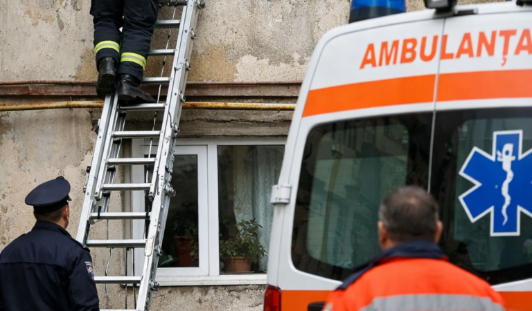 Bărbat de 95 de ani găsit inconștient în apartament