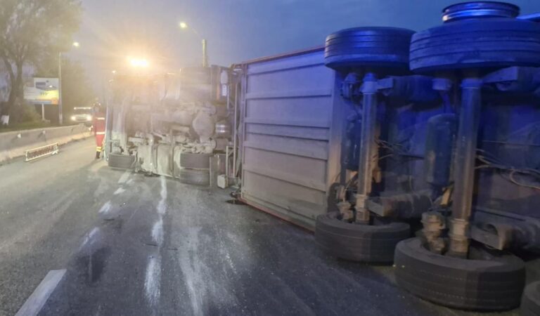 Un TIR plin cu portocale s-a răsturnat în zori; șoferul, scos dintre fiare