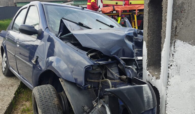 Accident violent la Gâdinți! Mașină făcută zob după impactul cu un stâlp
