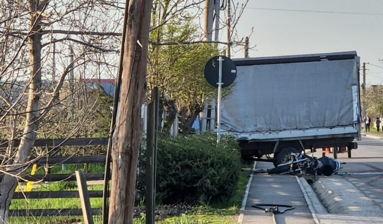 Virajul care a ucis: impact devastator între o autoutilitară și o motocicletă